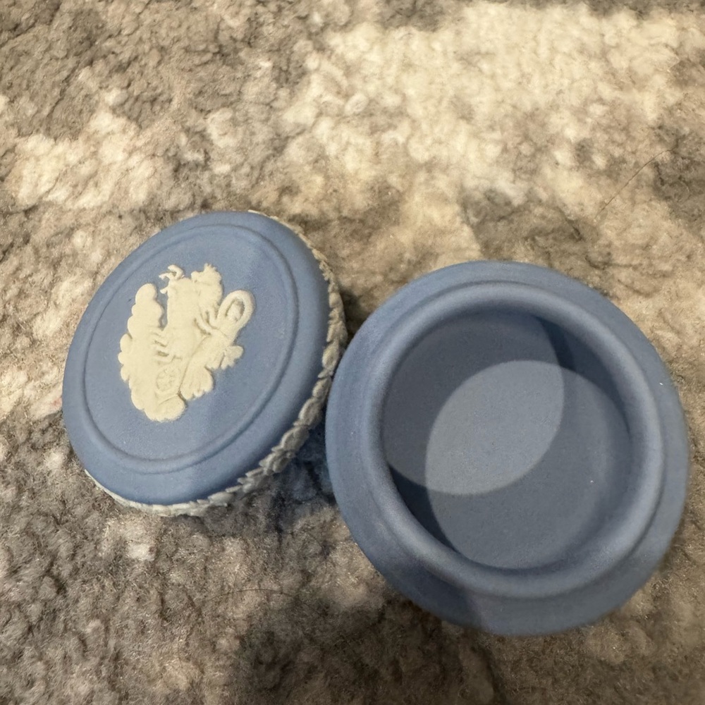 Wedgwood Blue and White Decorative Trinket Box - Picture 5 of 5